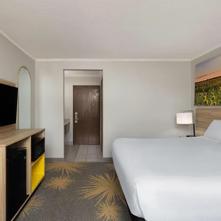 Days Inn & Suites By Wyndham Kansas City - Chiefs Arrowhead Stadium